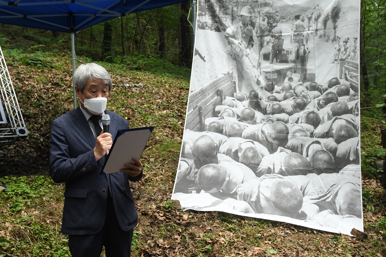 제16회 한국전쟁기 공주지역 민간인희생자 위령제에서 김복영 전국유족회 회장이 추도사를 하고 있다. 