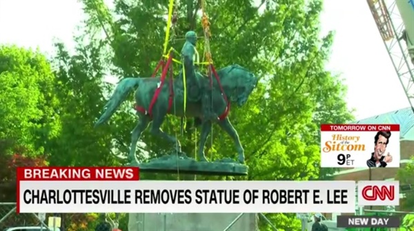 미국 샬러츠빌에 있는 로버트 리 장군 동상 철거를 중계하는 CNN 갈무리.