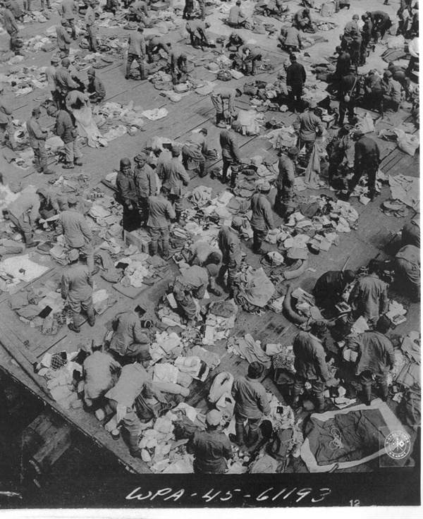 1945. 10. 12. 미군들이 부산 부두에 정박한 일본행 귀환선 갑판에서 본국으로 떠나는 일본군의 소지품을 일일이 검사하고 있다. 