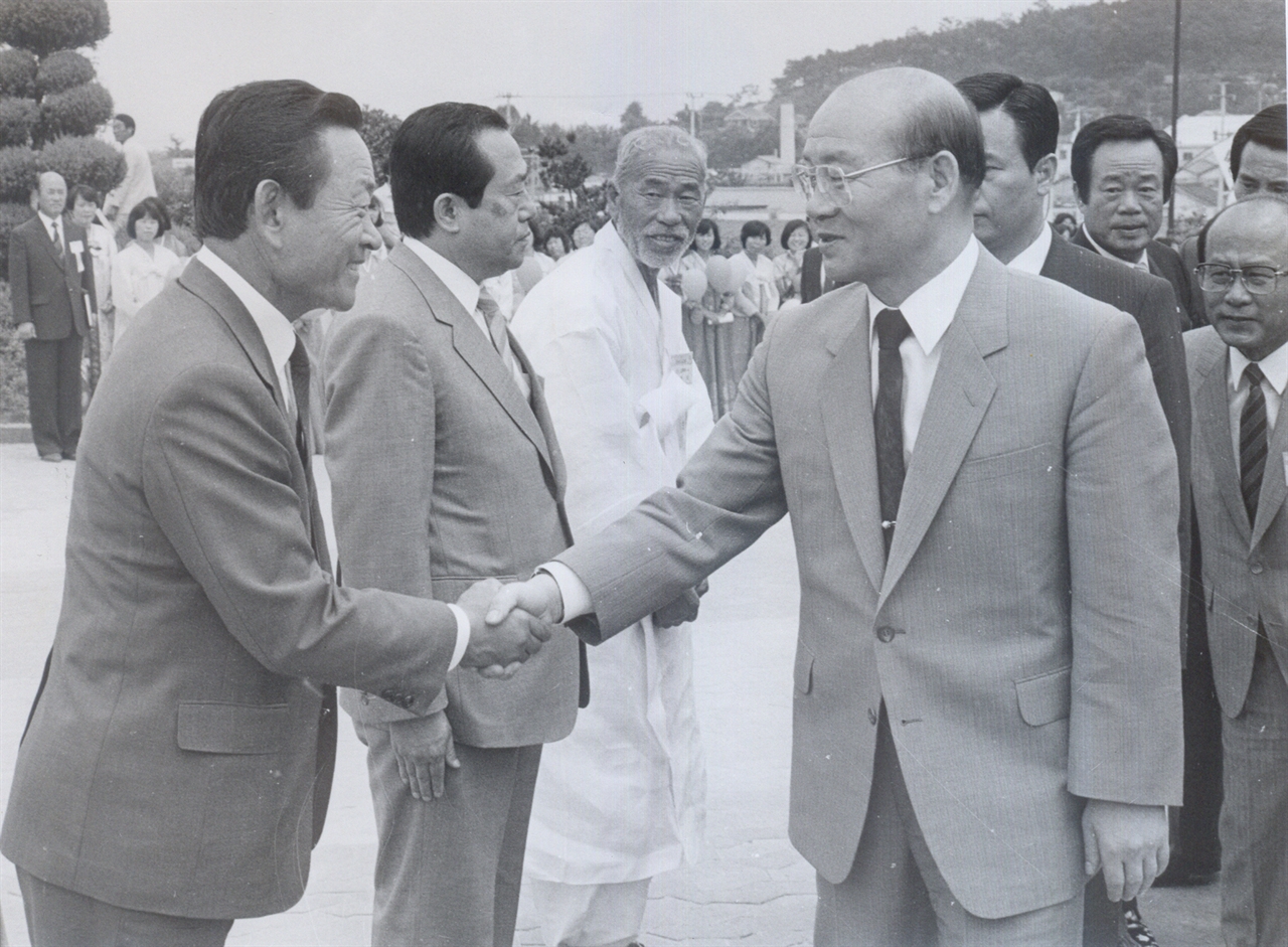1980년대 전두환 당시 대통령과 악수를 나누는 조남욱 전 삼부토건 회장.