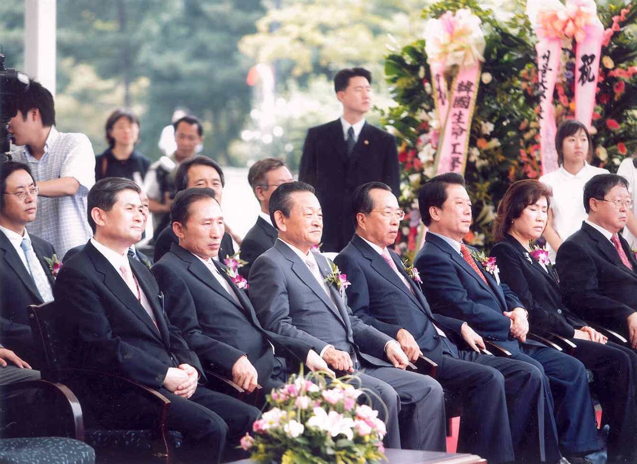 어느 행사에 참석한 이명박 전 대통령과 황우석 서울대 교수, 조남욱 전 삼부토건 회장(사진 왼쪽에서 세번째).