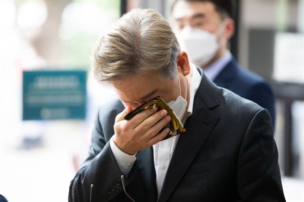  더불어민주당 대선 예비후보인 이재명 경기도지사는 11일 오후 서울 관악구 서울대 기숙사 청소노동자 사망 현장을 방문했다. 그는 '부인과 매일 아침 함께 출근하다 지금은 혼자 출근할 수밖에 없다'는 유족의 말에 2014년 과로사한 여동생을 떠올리며 눈물을 흘렸다. 이 지사의 여동생도 청소노동자였다.