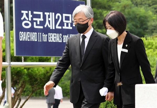 최재형 전 감사원장이 12일 오전 대전 유성구 국립대전현충원 고 백선엽 장군 묘소를 찾아 참배한 뒤 이동하고 있다. 