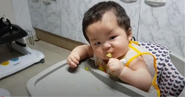 아기가 좋아하는 멜론을 먹고 있는 모습.