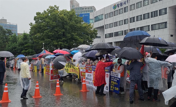 창원 의창구 북면 주민들은 7월 6일 창원시청 앞에서 ‘통행료 인하 촉구 집회’를 열었다.