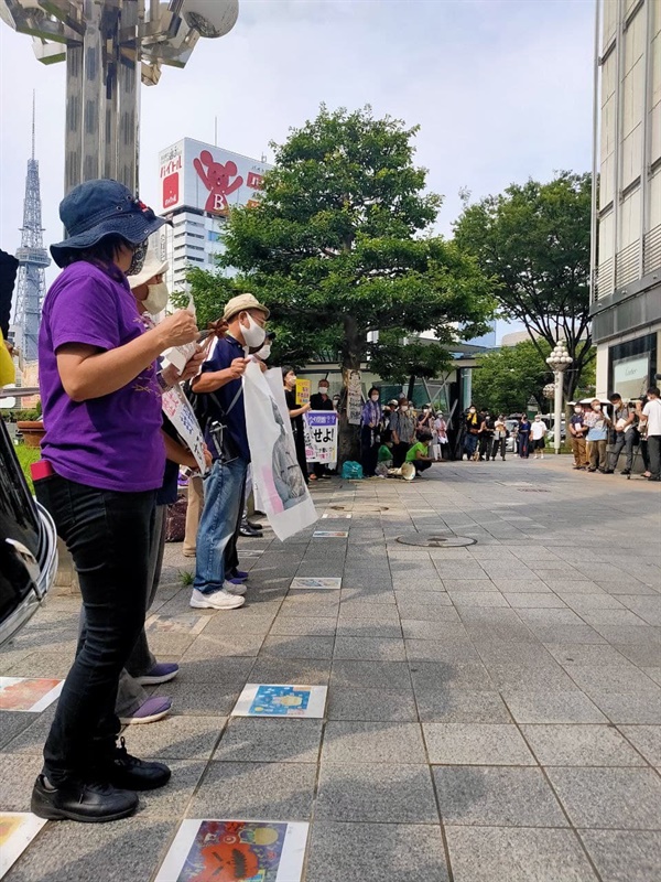  전시 마지막 날인 11일, 전시 재개가 없음을 알리는 나고야시의 최후 통지를 받고 시민들이 나고야 중심가인 사카에에서 긴급 항의 집회를 열고 있다. 