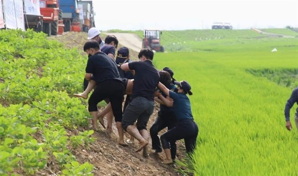 연행되고 있는 여성농민 