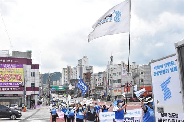 출발식 후에 100여명 참가자들은 서울 금천구청을 행해 행진을 시작했다. 행진단을 향한 시민들의 반응은 뜨거웠다. 