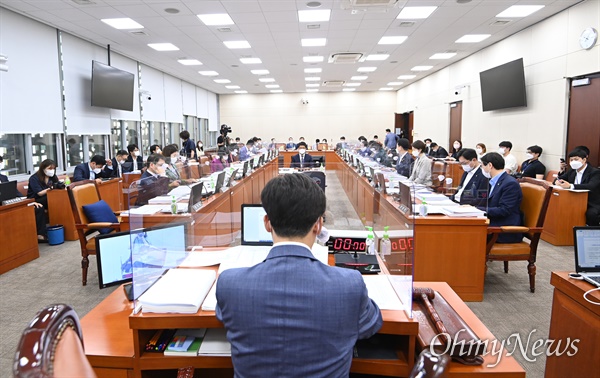 김민석 보건복지위원장이 7월 13일 서울 여의도 국회에서 열린 보건복지위 전체회의에서 회의를 주재하고 있다.