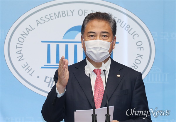 국민의힘 박진 의원이 13일 서울 여의도 국회 소통관에서 대선 출마 선언을 하고 있다.