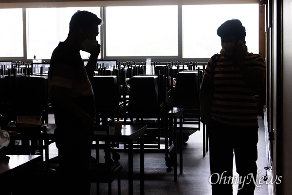 확진자 폭등으로 사회적거리두기 4단계가 시행되고 있는 13일 오전 서울 동작구 노량진수산시장에 입점한 식당의 문이 닫혀 있다. 저녁장사가 주를 이루는 노량진의 식당들은 휴업을 하거나 공사에 들어간 가게들도 있다. 