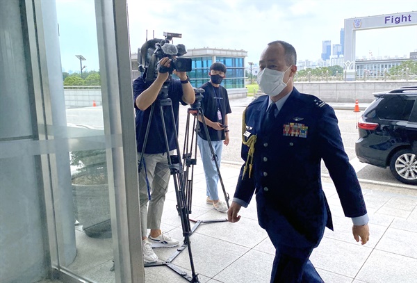  이경구 국방부 국제정책차장은 13일 오전 주한 일본 국방무관인 항공자위대 마쓰모토 다카시 대령(사진)을 국방부로 초치해 2021년판 방위백서 '일본의 방위'에 기술된 독도 관련 내용에 강력히 항의했다. 사진은 합동참모본부 청사에 들어가는 마쓰모토 대령.