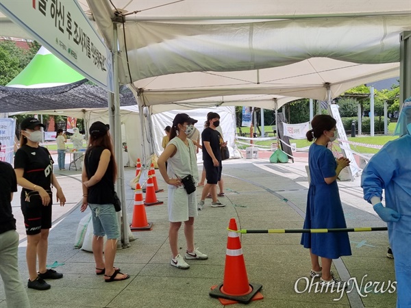 지난 12일 오후 대구국채보상기념공원에 설치된 코로나19 임시검사소에서 시민들이 검사를 받기 위해 줄을 서 있다.