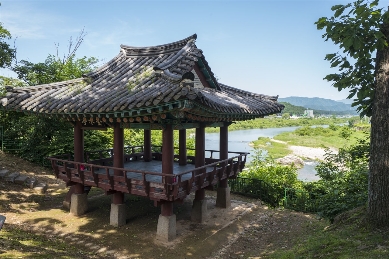 포천 영평천 절벽 위에 서 있는 금수정