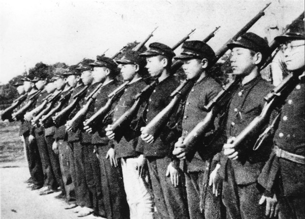 1925년 이후 중학교 이상의 교육시설에는 현역 장교가 배속되어 교련이 실시되었다. 교련의 실시는 일본 교육의 군사화, 사상통제 강화를 나타내는 주요 분기점이 되었다.