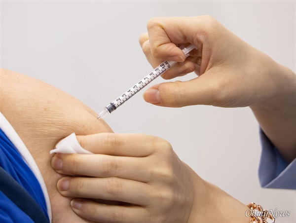 지난 4월 8일 오후 서울 성동구 코로나19 예방접종센터에서 한 시민이 화이자 백신을 맞고 있다.