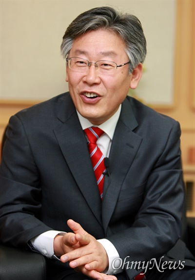 2010년 6월 성남시장 당선자 신분으로 오마이뉴스와 인터뷰 중인 이재명. 