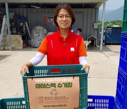 자체적으로 마련한 아이스팩 수거함을 들고 있는 김지숙 기후위기 화순행동 대표