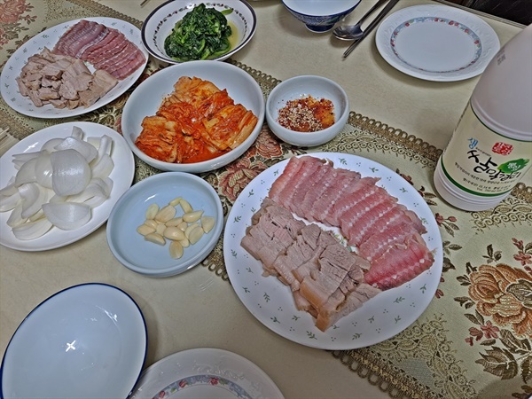 묵은지와 더불어 돼지고기 수육에 먹는 홍어삼합은 홍어를 즐기는 가장 보편적인 방법이다. 