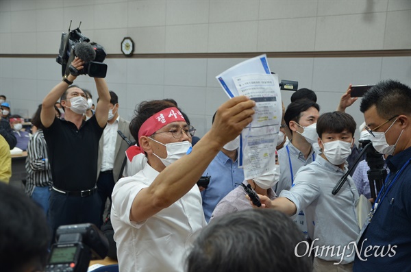  구미 해평취수장 공동 이용에 대한 설명회가 14일 구미코에서 열린 가운데 공동 이용에 반대하는 주민들이 거세게 항의하고 있다.