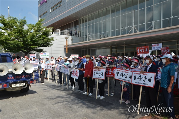  14일 낙동강 통합 물관리방안 합동설명회가 열린 경북 구미시 구미코 앞에서 해평 취수장 공동이용을 반대하는 주민들이 집회를 하고 있다.