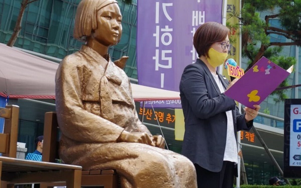 14일 낮 서울 옛 일본대사관 앞에서 열린 1500회 수요시위에서 이나영 정의연 이사장이 성명서를 낭독하고 있다.