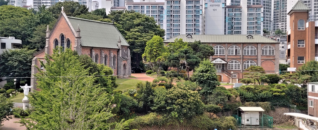 함벽정 자리에 세워진 신학교와 성당의 모습. 이곳에서 새남터와 당고개 성지가 지척이다.