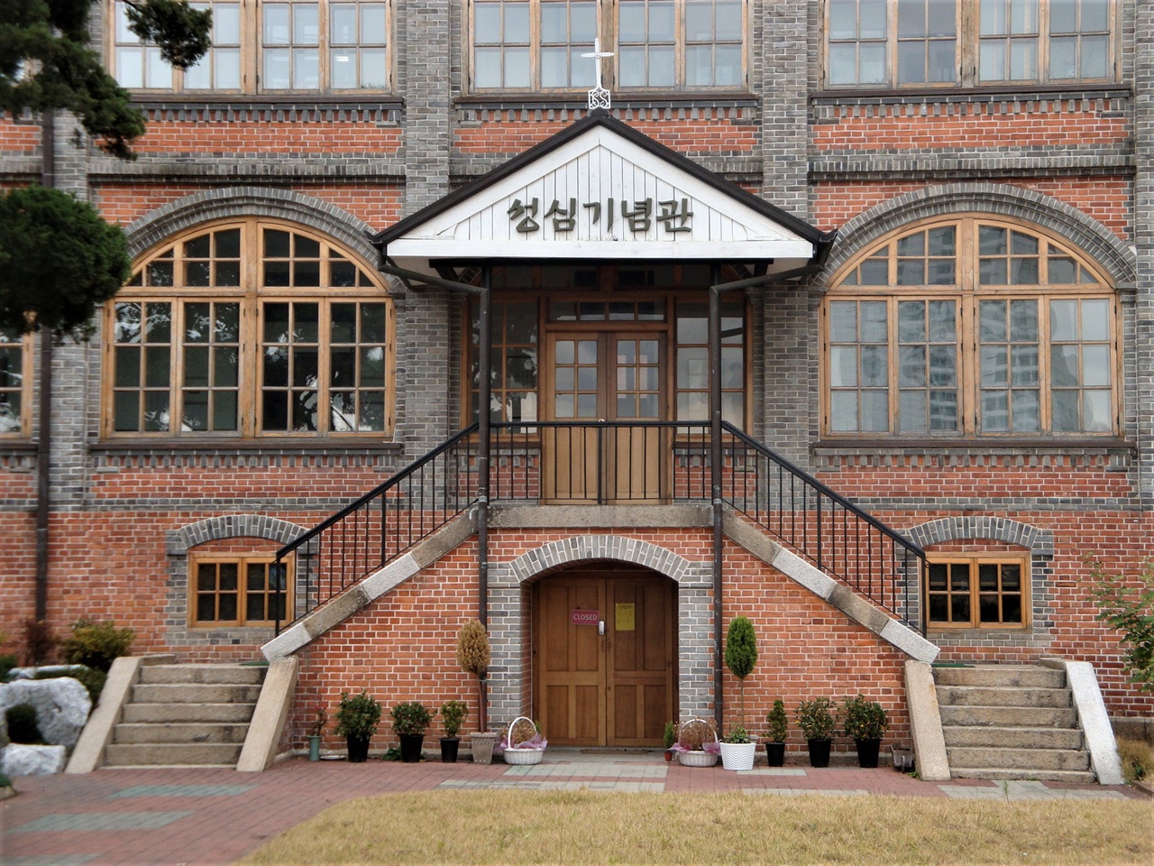 신학교 정문 반지하로 내려가는 활꼴아치 양측면으로 1층에 오르는 계단을 두었다. 지붕을 아담한 박공으로 처리하여 중심성을 강조하였다. 벽은 붉은 벽돌이고, 기둥과 창 아치 등은 회색벽돌로 처리한, 절제미와 대칭성이 강조된 조지언 양식 건물이다.