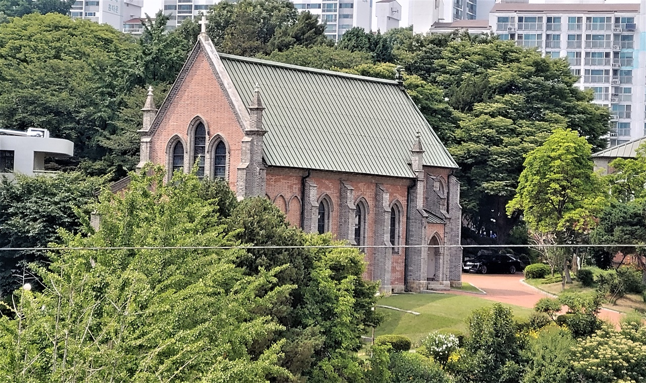 고딕 요소가 돋보이는 소담한 성당이다.