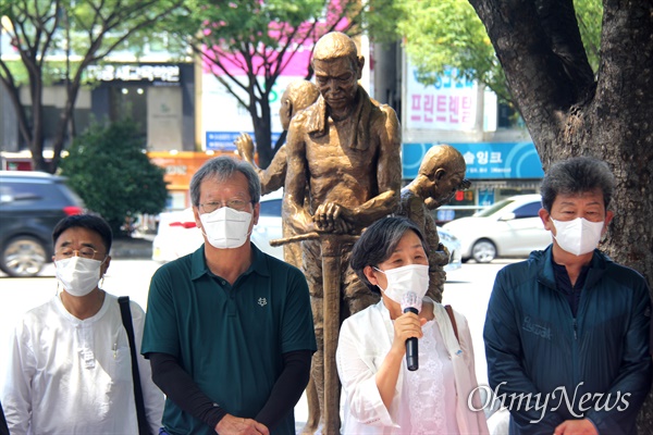 이경희 일본위안부할머니와함께하는 마창진시민모임 대표가 15일 창원 강제징용노동자상 앞에서 열린 기자회견에서 발언하고 있다.