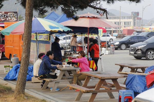  충남도는 태안 꽃지해안공원 주차장 노점이 심해지자 이를 막기 위해  주차장 유료화 조례를 제정했다. 하지만 관리부실로 또 다른 문제를 양산했다. 사진은 꽃지해안공원 주차장에서 장사를 하고 있는 노점상들(지난 2015년).