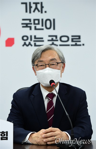 최재형 전 감사원장이 지난 15일 서울 여의도 국민의힘 중앙당사에서 이준석 대표를 만나 인사말을 하고 있는 모습. 