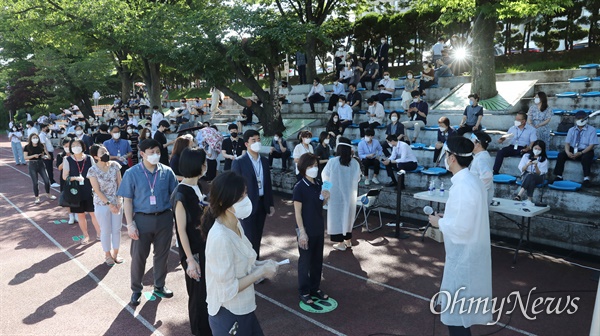 15일 오전 서울 여의도 국회 운동장에 마련된 임시선별검사소에서 국회 직원 등 상주 근무자들이 코로나19 검사를 받기 위해 대기하고 있다.