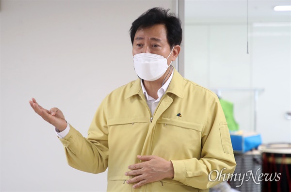 코로나19 확진자 급증 및 폭염상황이 지속되고 있는 15일 오후 오세훈 서울시장이 서울 마포구 합정경로당을 방문해 어르신들과 간담회를 하고 있다.