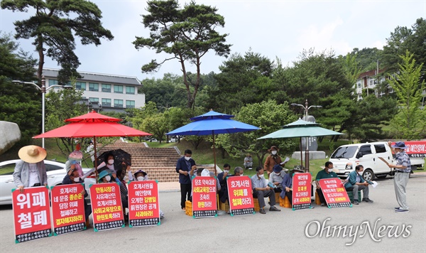 경북 안동 예안향교 유림 20여 명은 15일 한국국학진흥원 앞에서 집회를 열고 이재명 경기지사에 대해 막말을 한 김재원 국민의힘 최고위원과 김형동 국회의원은 공개사과하라고 촉구했다.