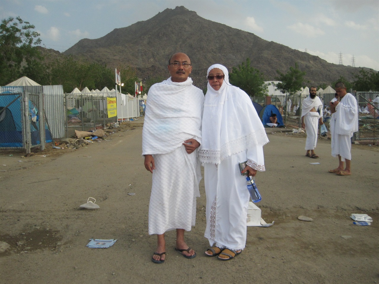 하즈 순례자 부부가 이흐람(흰 남녀 순례자 의복)를 입고 미나, 텐트 도시에 서 있다. 