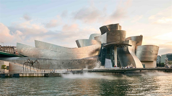 스페인 빌바오 네르비온 강변에 위치한 빌바오 구겐하임 미술관(Bilbao Guggenheim).