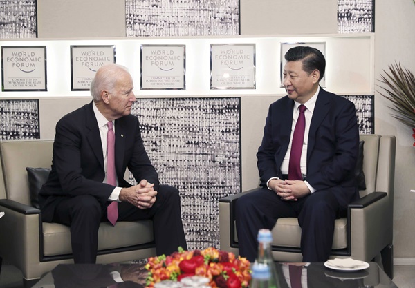 조 바이든 미국 대통령이 부통령일 당시 스위스 다보스 포럼에서 시진핑(오른쪽) 중국 국가 주석과 만나 회담하고 있는 모습. 