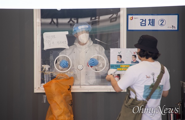 올해 들어 가장 높은 기온인 34도(서울 기준)를 기록한 16일 오후 서울역에 설치된 선별검사소에 시민들이 코로나19 검사를 받고 있다. 