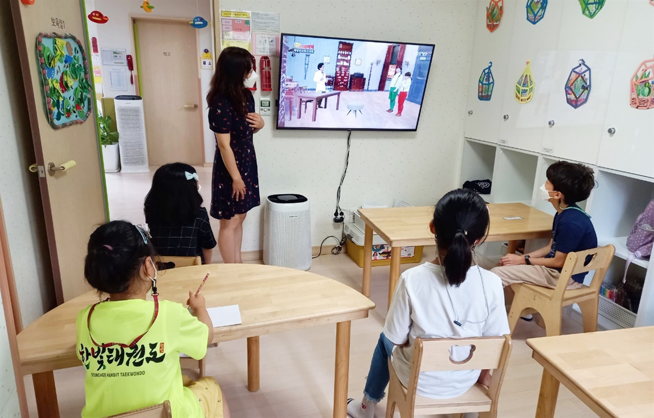 경기 성남시가 다함께돌봄센터 13곳에 부모가 일찍 출근하는 초등학생을 돌봐주는 ‘아침 틈새 돌봄 서비스’를 도입했다.