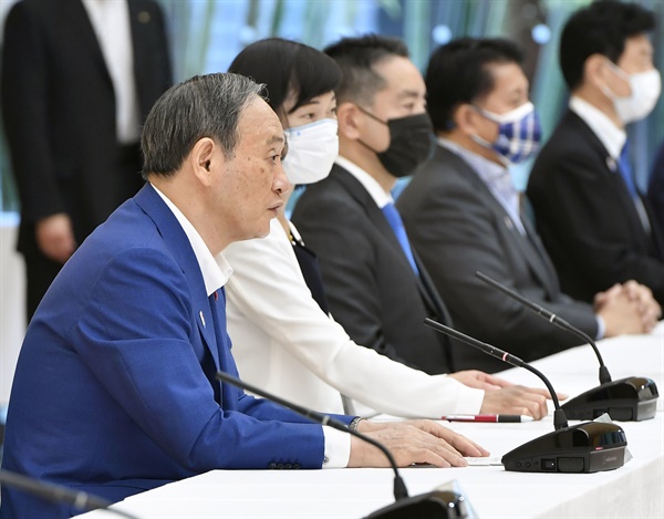 스가 요시히데(菅義偉) 일본 총리가 도쿄올림픽 개막 1주일을 앞둔 16일 관저에서 올림픽 추진본부 회의를 주재하고 있다.