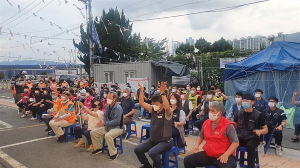 금속노조 한국산연지회는 16일 저녁 공장 앞 천막농성장에서 “농성 1년 투쟁 문화제”를 열었다.