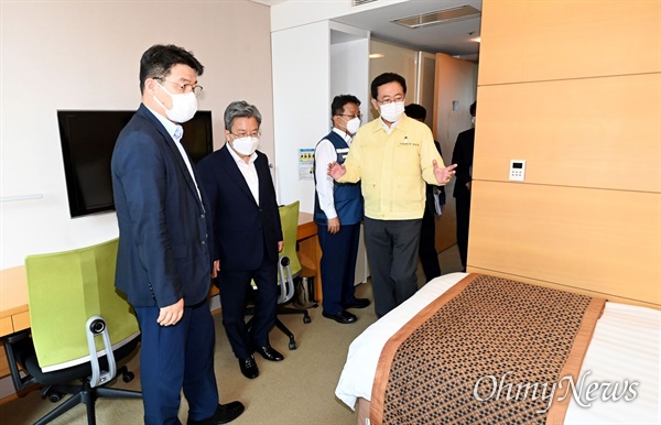 박남춘 인천시장이 7월 16일 송도 포스코글로벌연수원을 찾아 코로나19 생활치료센터 설치 예정 시설을 점검하고 있다.