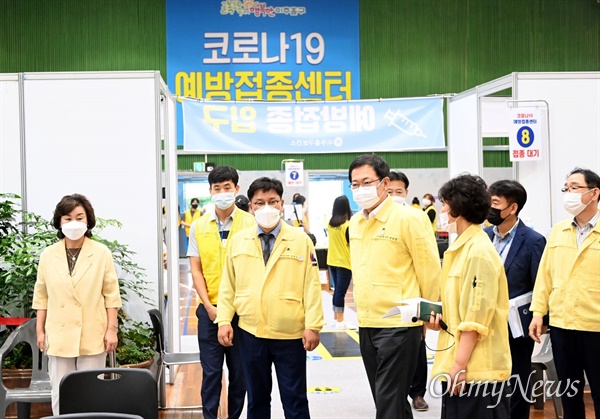 박남춘 인천시장이 7월 16일 인천대학교 제물포캠퍼스 예체능관에 마련된 미추홀구 예방접종센터를 찾아 코로나19 대응상황을 점검하고 있다.
