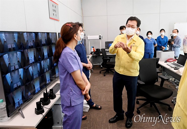 박남춘 인천시장이 7월 14일 중구 SK무의연수원 생활치료센터를 방문해 의료진을 격려하고 있다.
