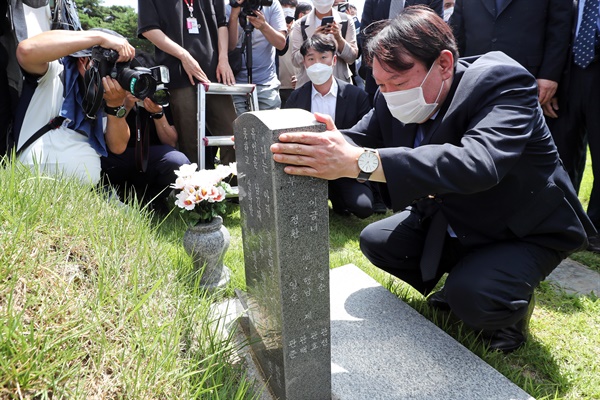 7월 17일 윤석열 전 검찰총장이 광주 북구 국립 5·18민주묘지에서 열사 묘역을 참배하고 있다. 