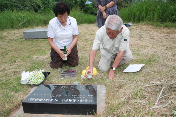 얼굴 한번 본 적 없는 시 고모를 위해 소송에 나선 이경자 할머니가 광주지방법원에서 승소한 후, 일본 지원단체 '나고야미쓰비시조선여자근로정신대소송을지웒사는모임' 다카하시 대표님과 함께 시할머니 묘소 찾아 술을 올리고 있다. 2017년 8월 8일.