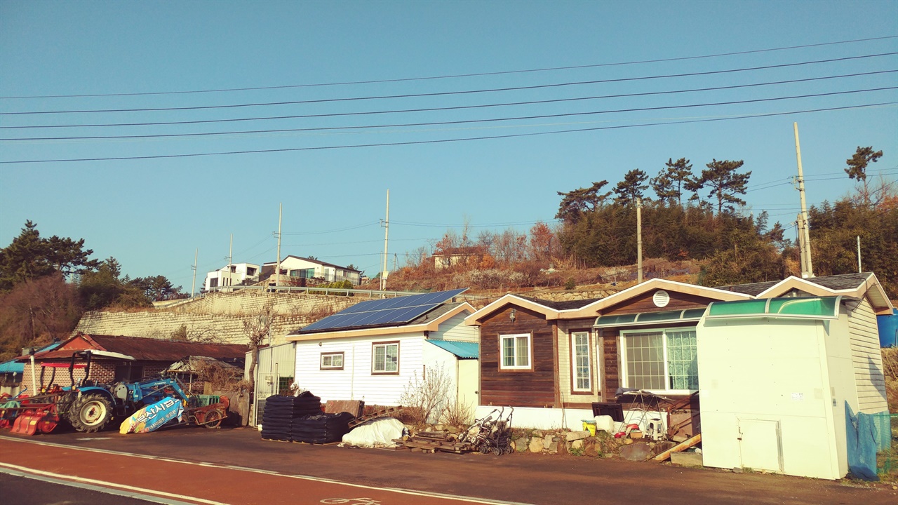 집 보러 다니다가 찍은 시골집, 언덕 위에는 새로운 귀촌단지가 들어서고 있다.