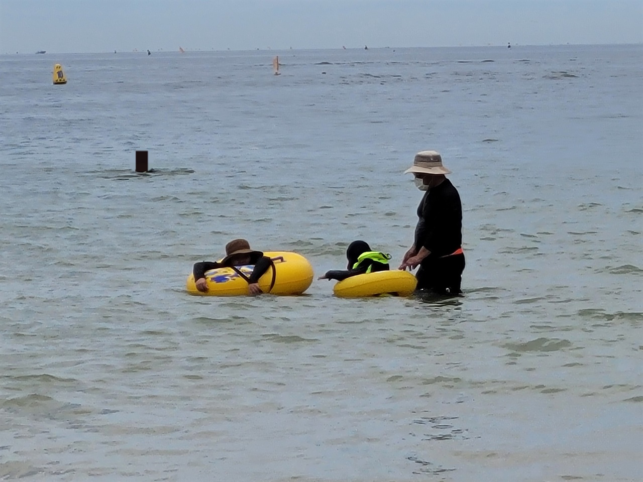 대천해수욕장을 찾은 피서객들은 물놀이를 즐기는가 하면, 백사장에서 모래 놀이를 즐기고 있었다.