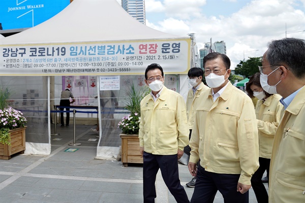 문재인 대통령이 18일 오전 서울 강남구 삼성역 인근 코로나19 임시선별검사소 현장을 방문하고 있다.